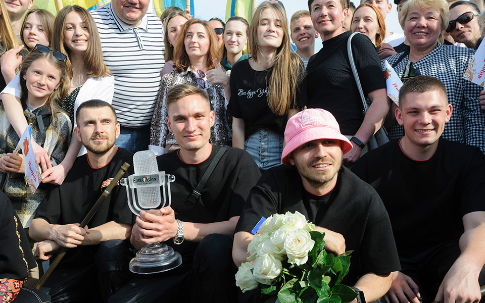 με-λουλούδια-υποδέχθηκαν-το-συγκρότη-561863170