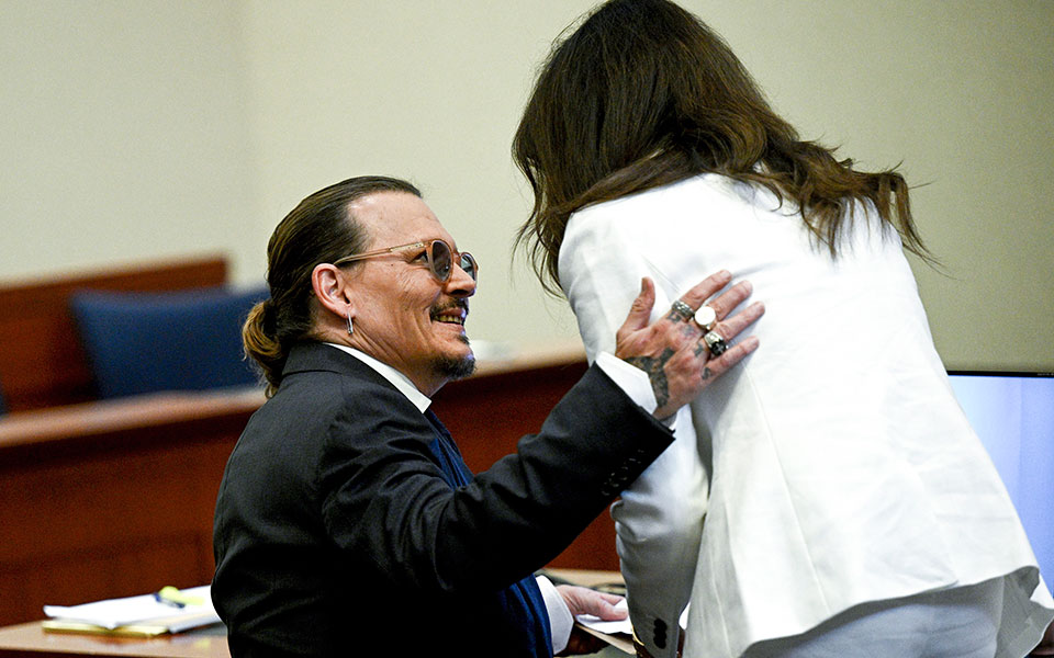 η-δικηγόρος-του-τζόνι-ντεπ-στρίμωξε-561865567