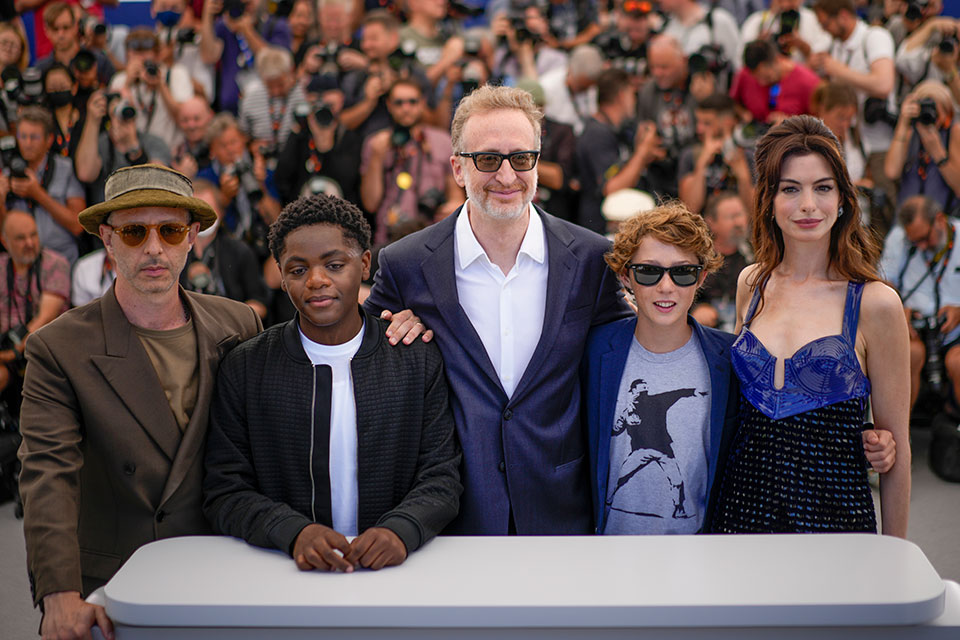 Φεστιβάλ Καννών: Αν Χάθαγουεϊ και Τζέρεμι Στρονγκ έλαμψαν στο κόκκινο χαλί (εικόνες)-3