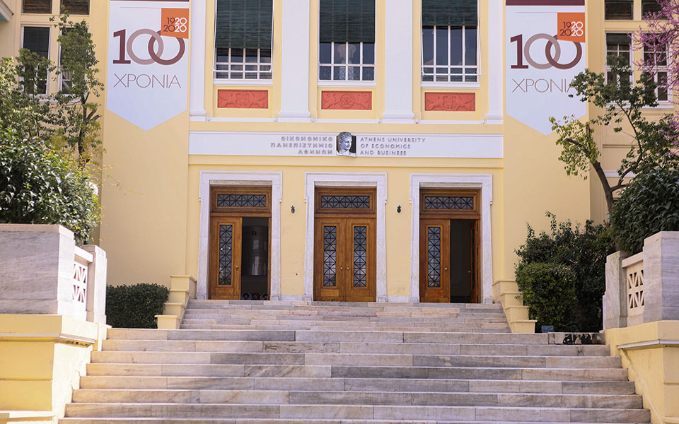 επίθεση-με-καδρόνια-σε-περιπολικό-της-561842671