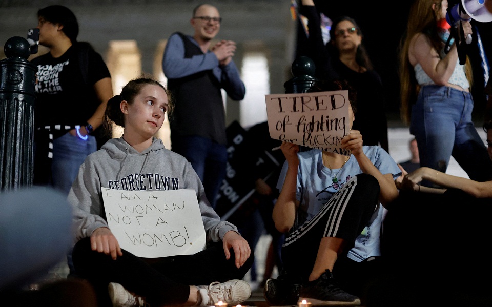 ΗΠΑ: Σφοδρές αντιδράσεις στις πληροφορίες περί πιθανής άρσης του δικαιώματος στην άμβλωση (εικόνες)-1