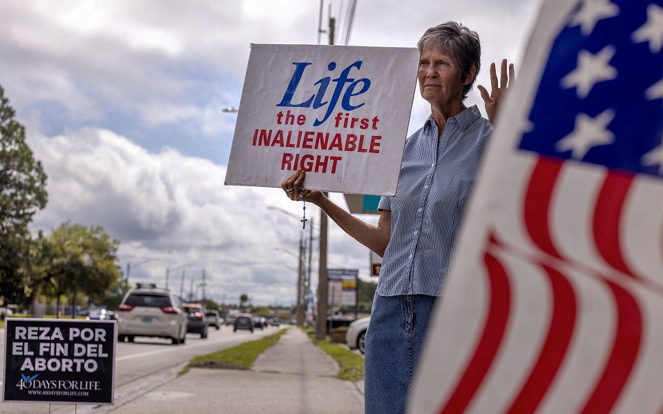 ΗΠΑ: Σφοδρές αντιδράσεις στις πληροφορίες περί πιθανής άρσης του δικαιώματος στην άμβλωση (εικόνες)-2