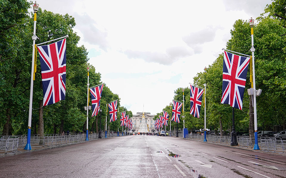 βασίλισσα-ελισάβετ-όλοι-στο-πόδι-για-τ-561878986