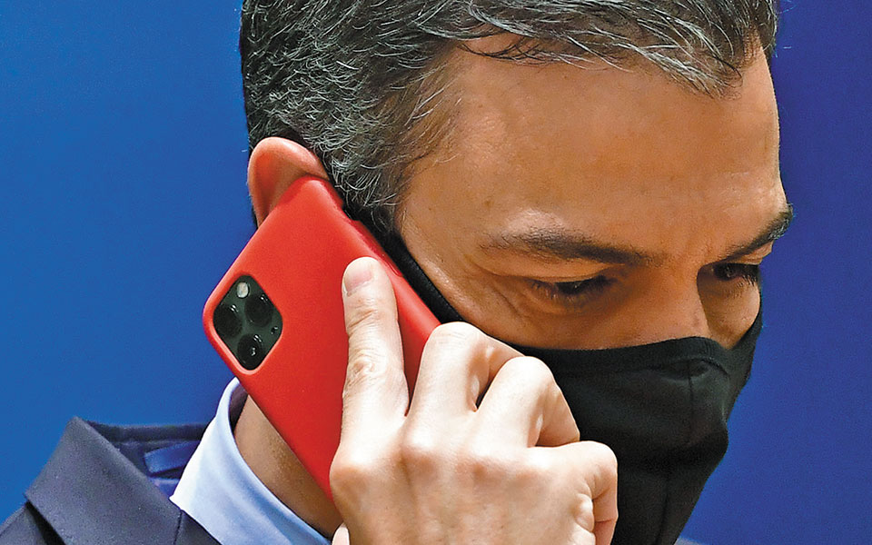 ισπανία-παρακολουθούσαν-τα-κινητά-τω-561837775