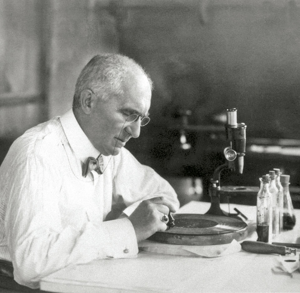 Ενα νέο γλυπτό στη Νέα Υόρκη τιμά τη μνήμη της Λορέν Χάνσμπερι-2