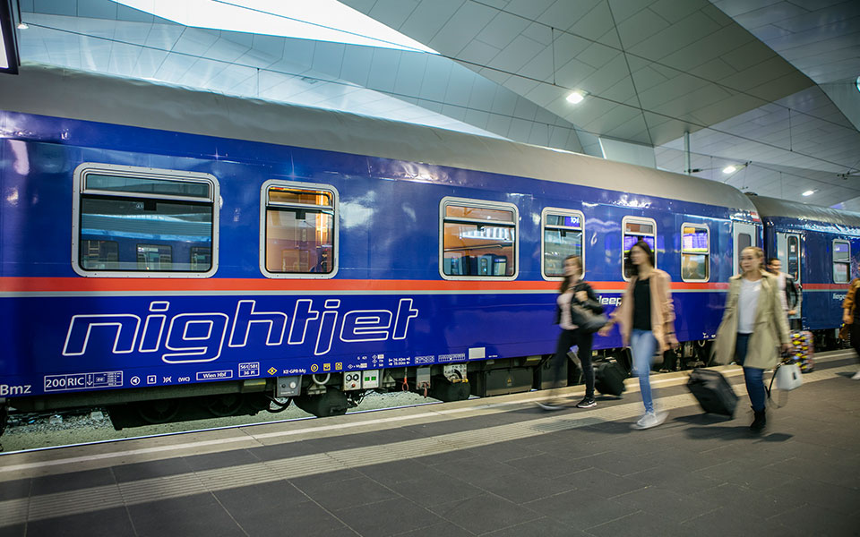 με-αεροπλάνο-ή-με-τρένο-561853639