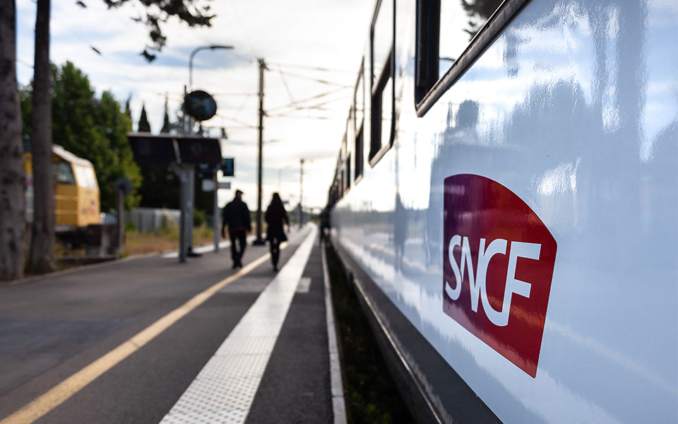 Με αεροπλάνο ή με τρένο;-1