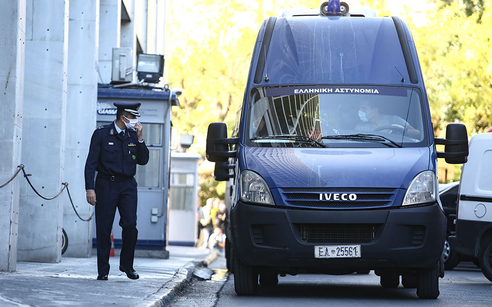 χειροπέδες-σε-γιατρό-για-παράβαση-της-561842953