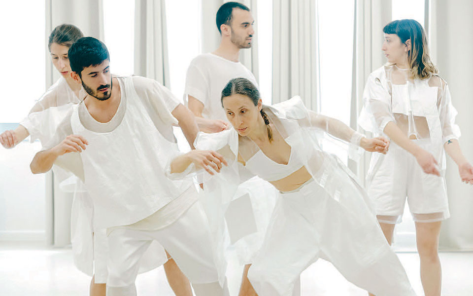 χορoγραφία-για-τον-ζεστό-νότο-561881026