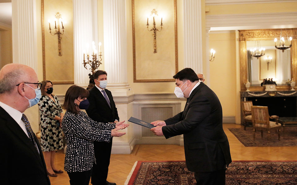 επίδοση-διαπιστευτηρίων-από-τον-τζορ-561852553