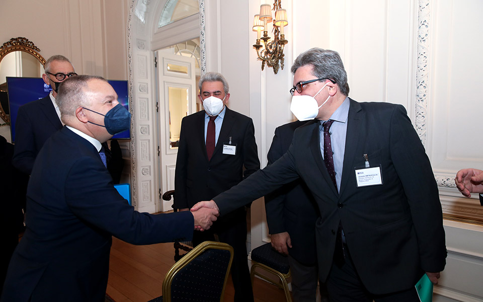 ελληνικά-πανεπιστήμια-με-το-βλέμμα-στ-561844420