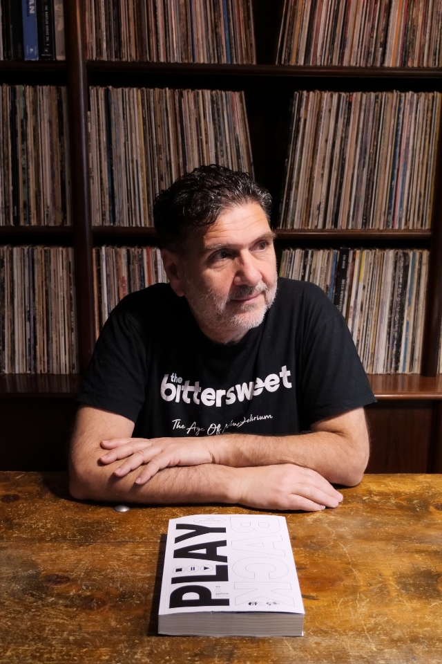 Ο Νίκος Πετρουλάκης παίζει τα κείμενα της ζωής του σε «PlayBack»-3