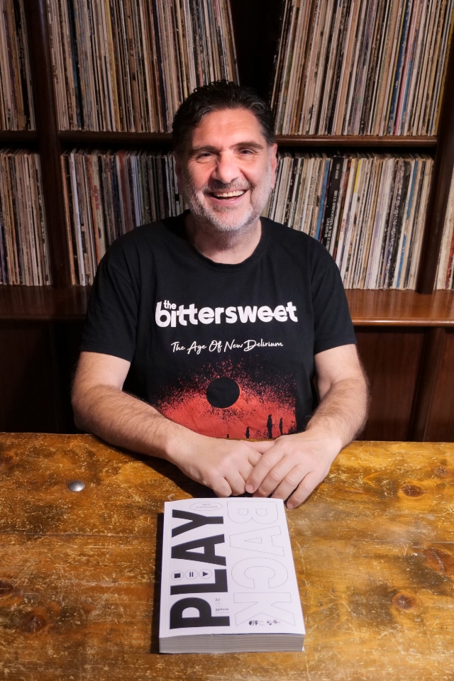 Ο Νίκος Πετρουλάκης παίζει τα κείμενα της ζωής του σε «PlayBack»-1