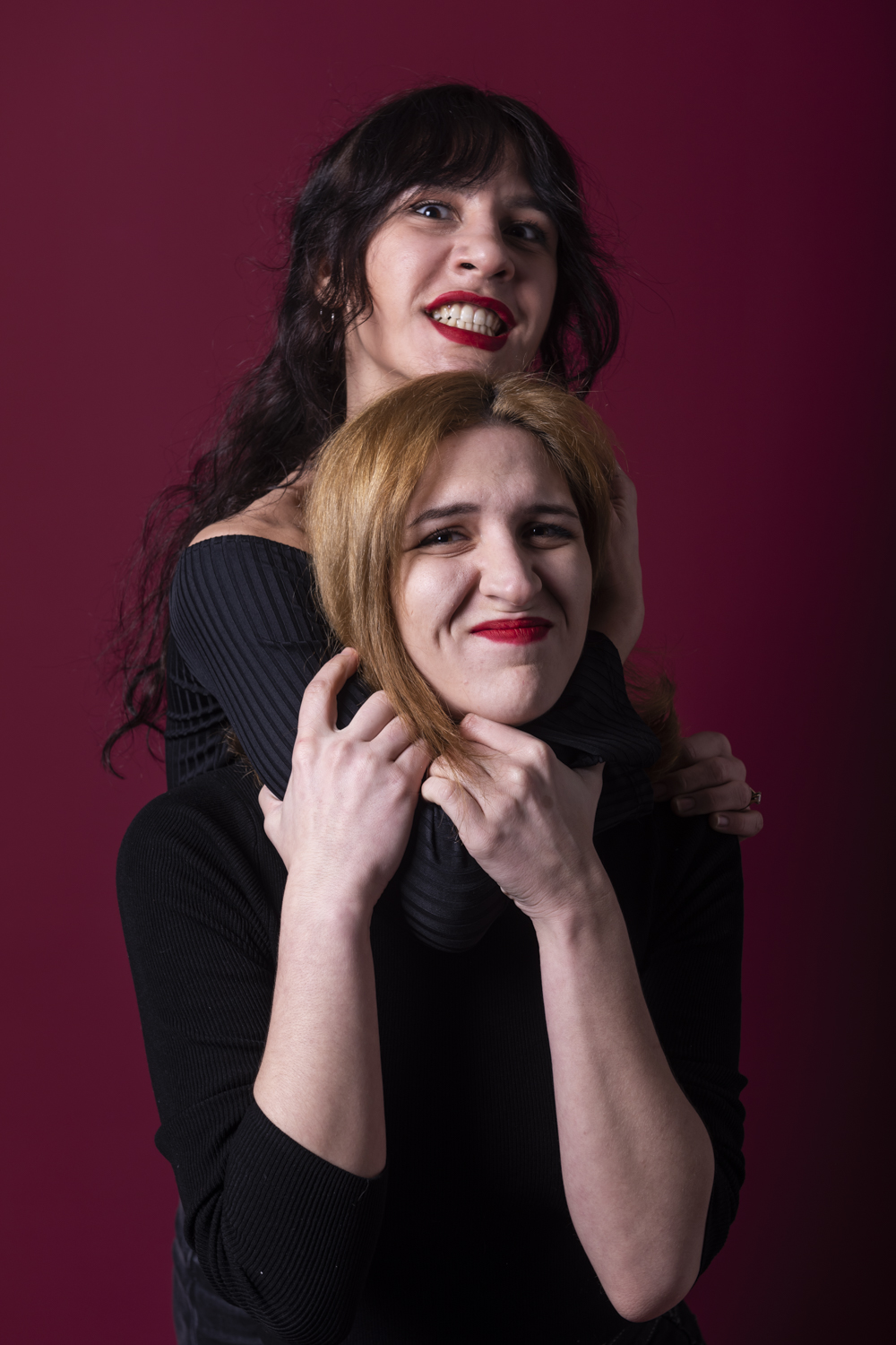 Σκιαδαρέσες: Επιτυχημένες τραγουδοποιοί από χόμπι-1