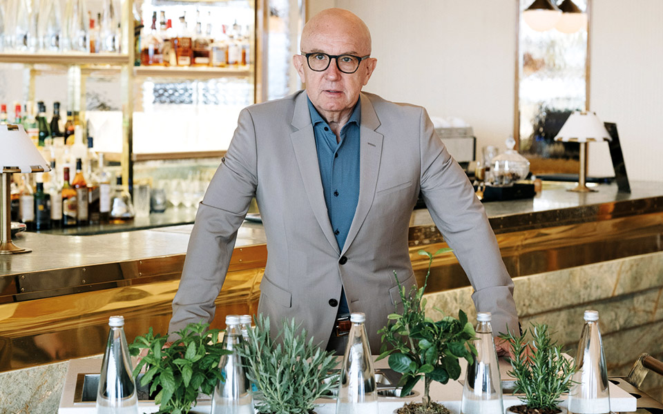 με-ποιο-νερό-συνοδεύετε-το-φαγητό-σα-561869104