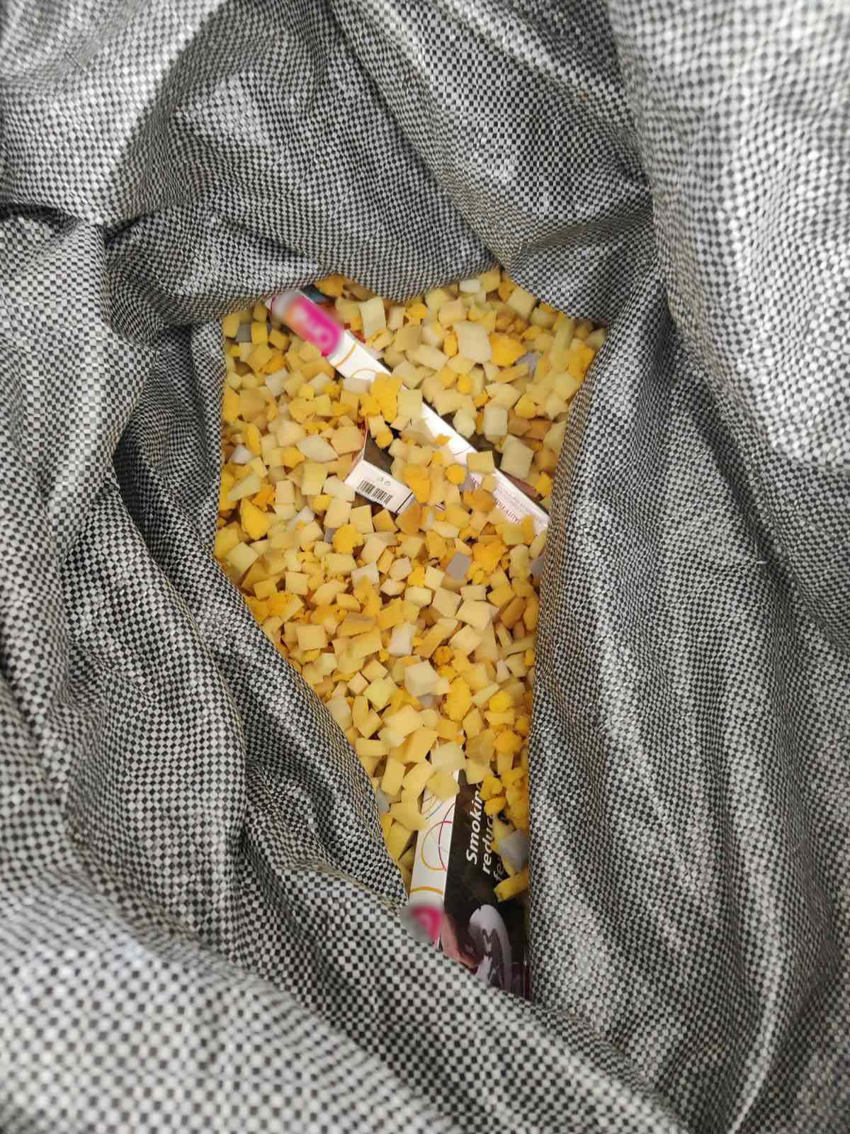 Θεσσαλονίκη: Χειροπέδες σε ιδιοκτήτη επιχείρησης που είχε κρύψει σε αφρολέξ 2.000 πακέτα λαθραία τσιγάρα-2