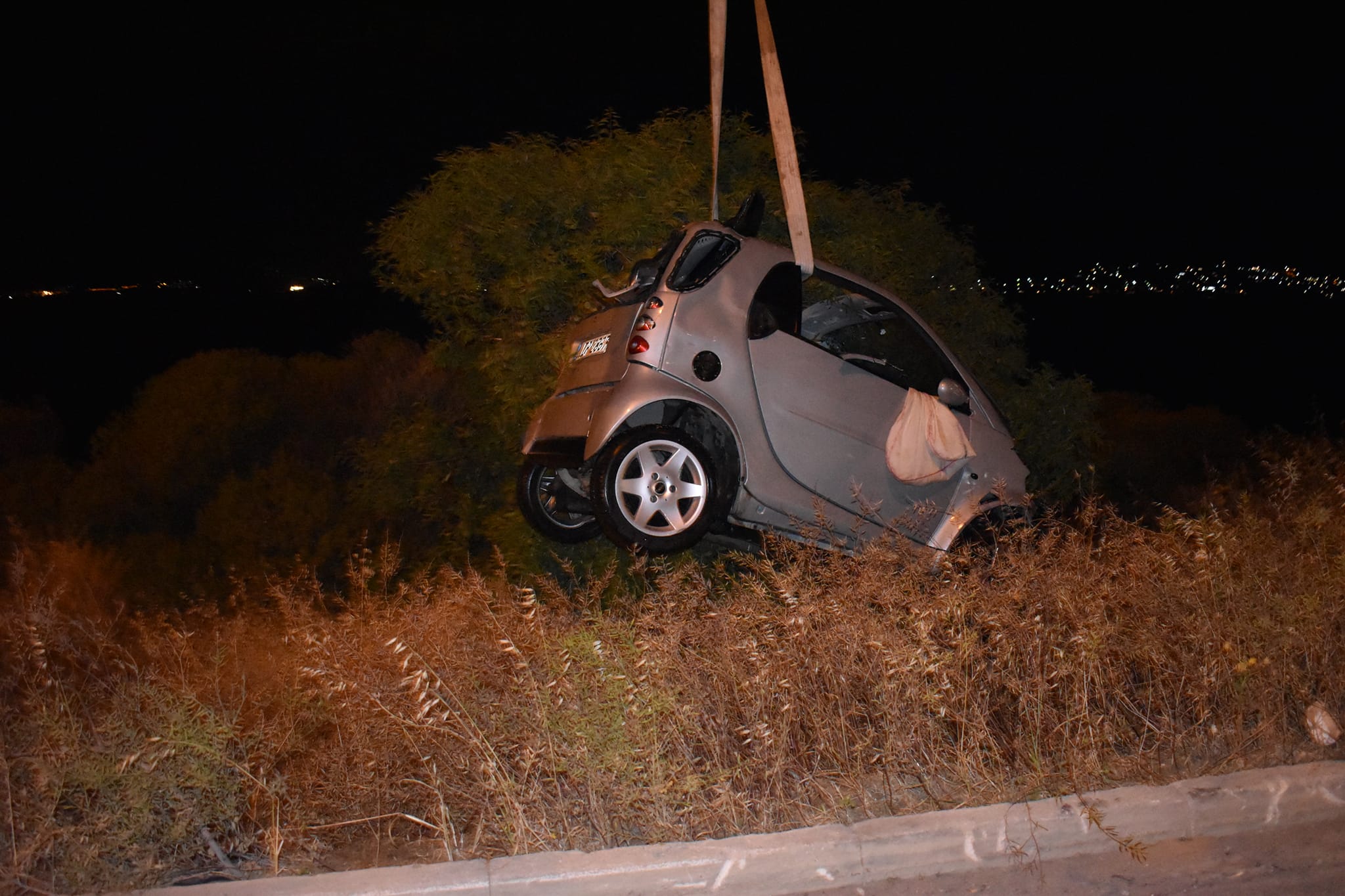 Σαλαμίνα: Αυτοκίνητο έπεσε στη θάλασσα από ύψος 20 μέτρων (εικόνες)-2