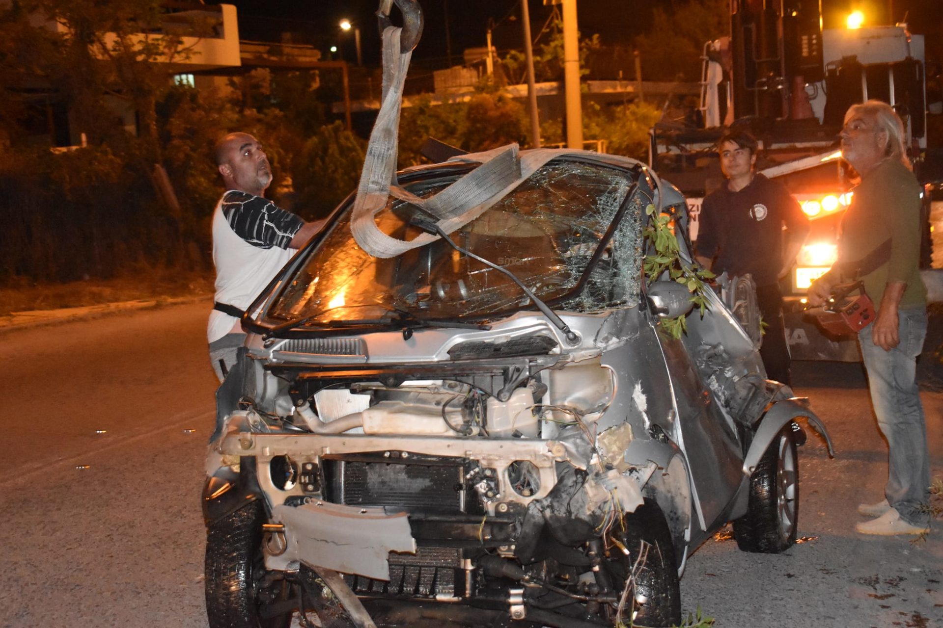 Σαλαμίνα: Αυτοκίνητο έπεσε στη θάλασσα από ύψος 20 μέτρων (εικόνες)-3