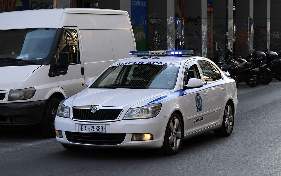 ηράκλειο-χειροπέδες-σε-άνδρα-που-κρατ-561848608