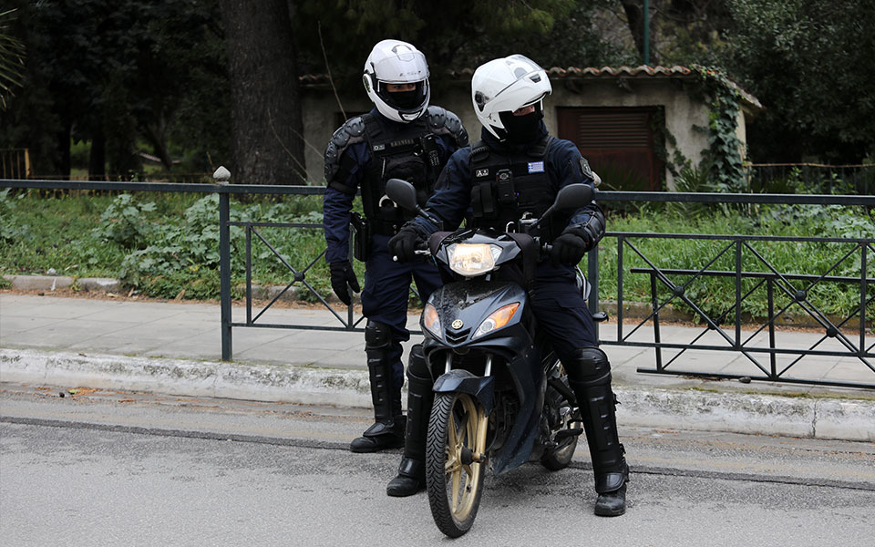 διαρρήκτες-έκλεψαν-το-όπλο-αστυνομικ-561848554