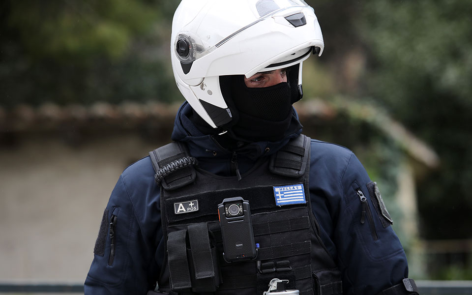 κυψέλη-τραυματισμός-αστυνομικού-από-561877405