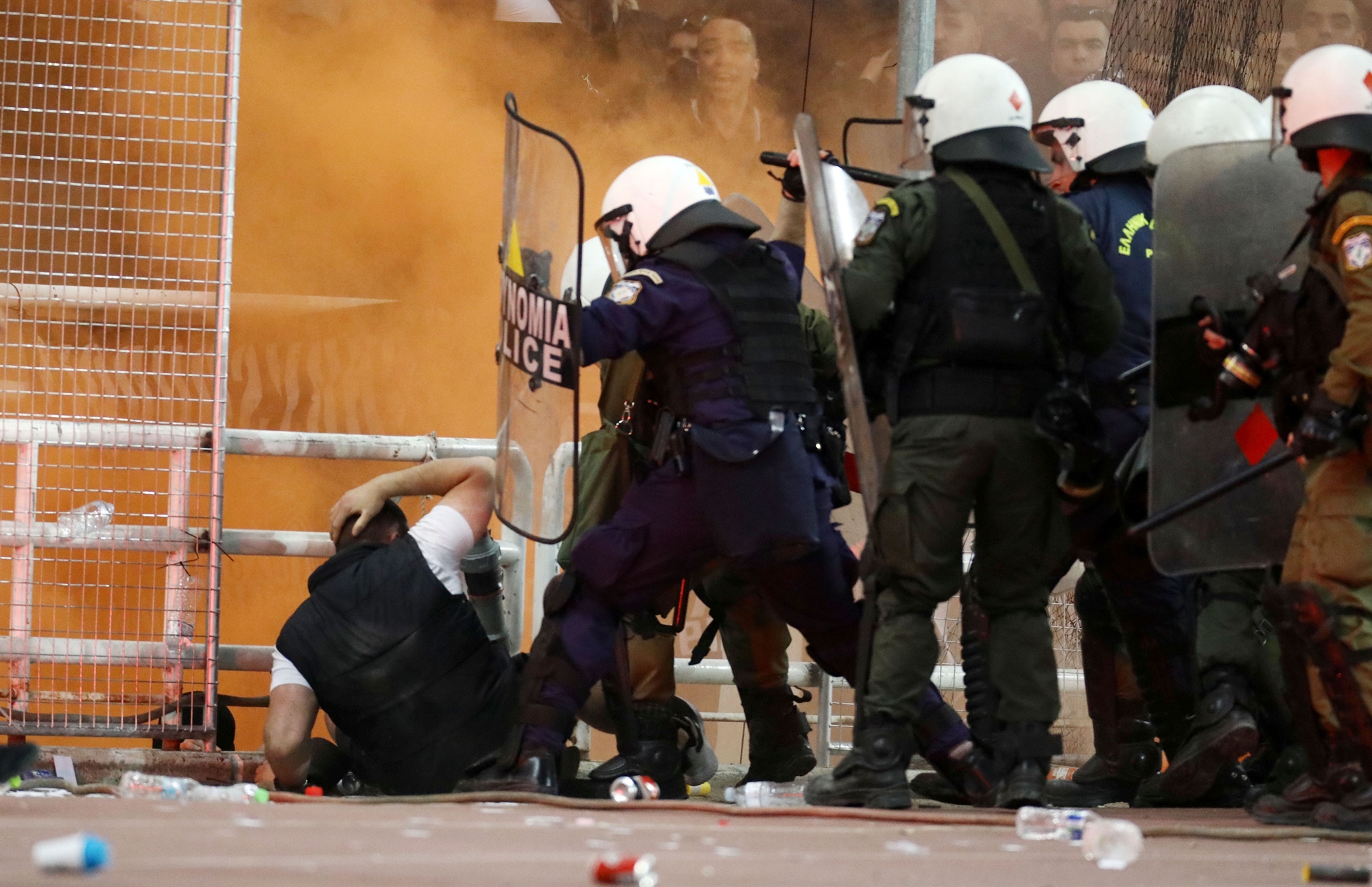 η-λερναία-υδρα-του-χουλιγκανισμού-561882766