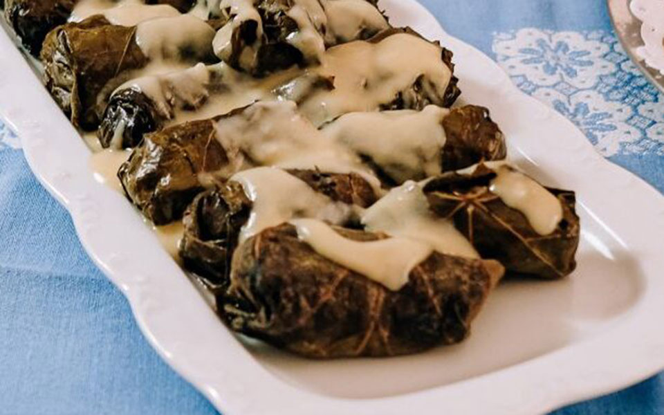 ντολμαδάκια-με-κιμά-και-σάλτσα-λεμονι-561869086