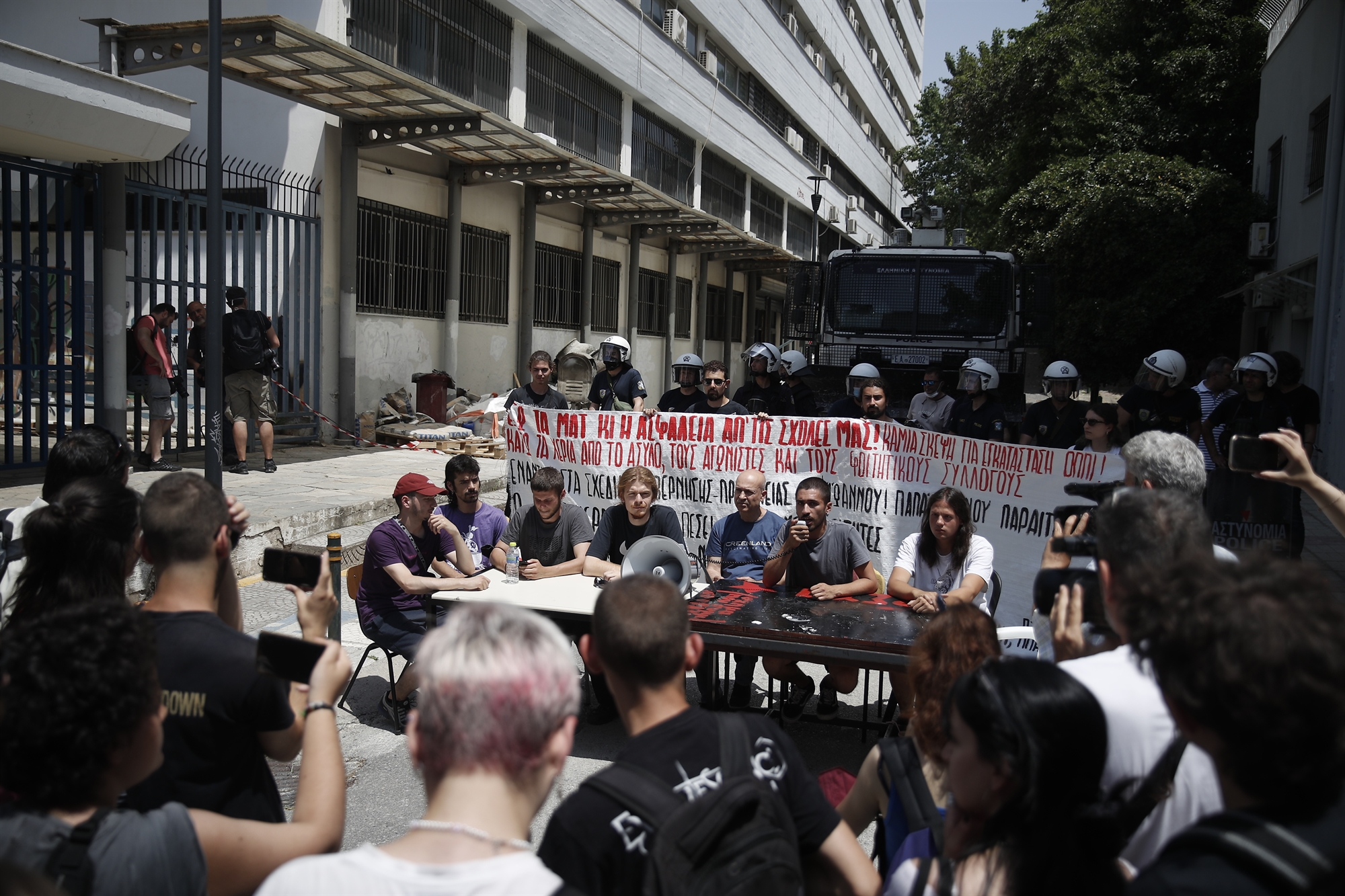 αει-πόλεμος-για-την-πανεπιστημιακή-561881701