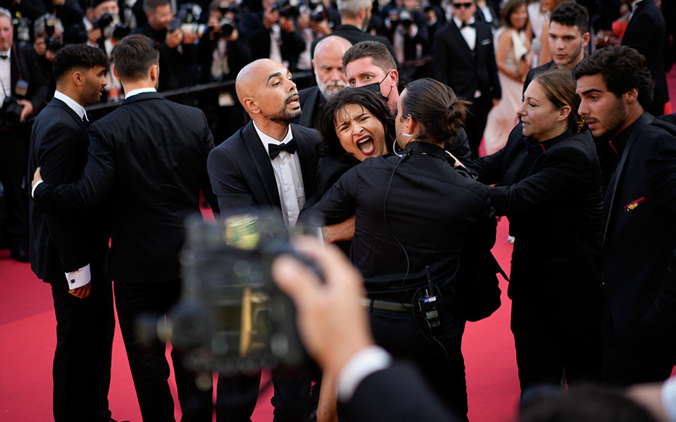 γαλλία-ακτιβίστριες-ύψωσαν-πανό-στην-561872980