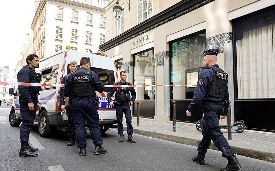 Κινηματογραφική ληστεία σε κοσμηματοπωλείο του οίκου Chanel στο Παρίσι (βίντεο)-1