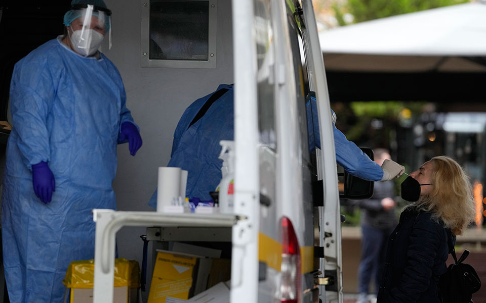 κορωνοϊός-οι-επαναλοιμώξεις-μέσα-σε-μ-561863044