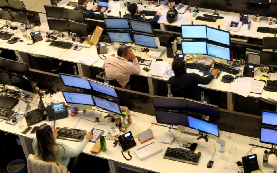 βυθίζονται-τα-ομόλογα-ανησυχία-για-νέ-561846961