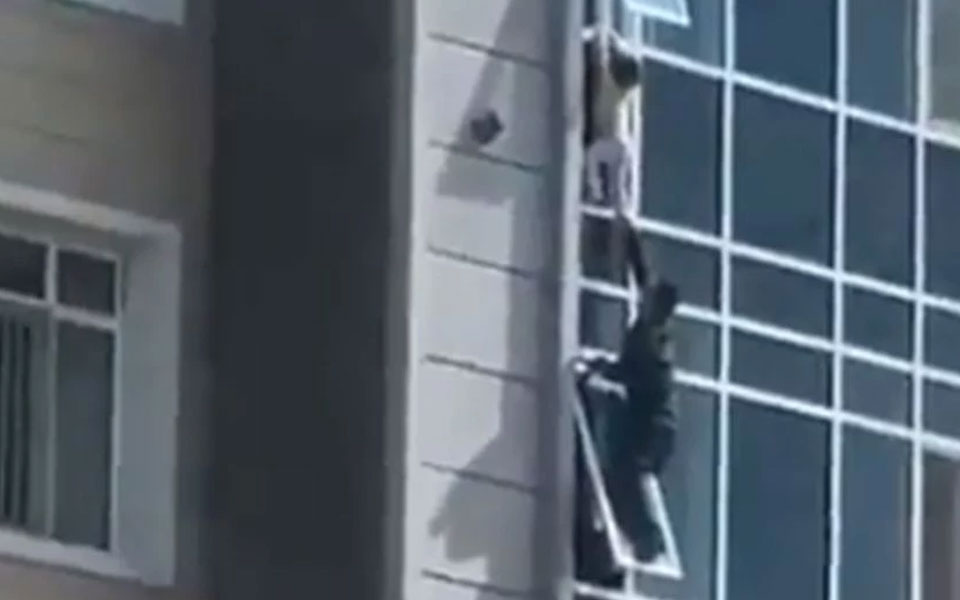 καζακστάν-ηρωική-παρέμβαση-άνδρα-έσω-561861310