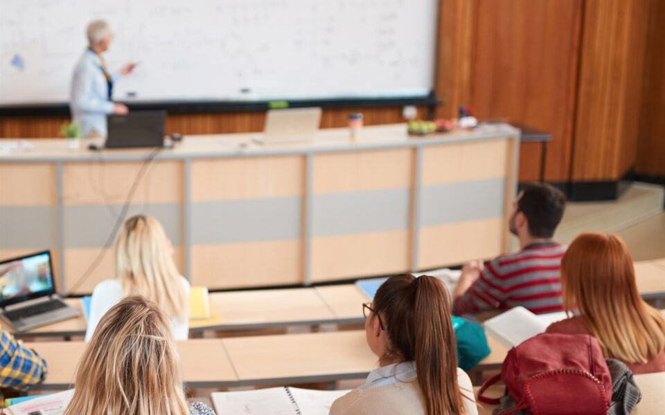 αυξήσεις-αποδοχών-σε-πανεπιστημιακο-561886348