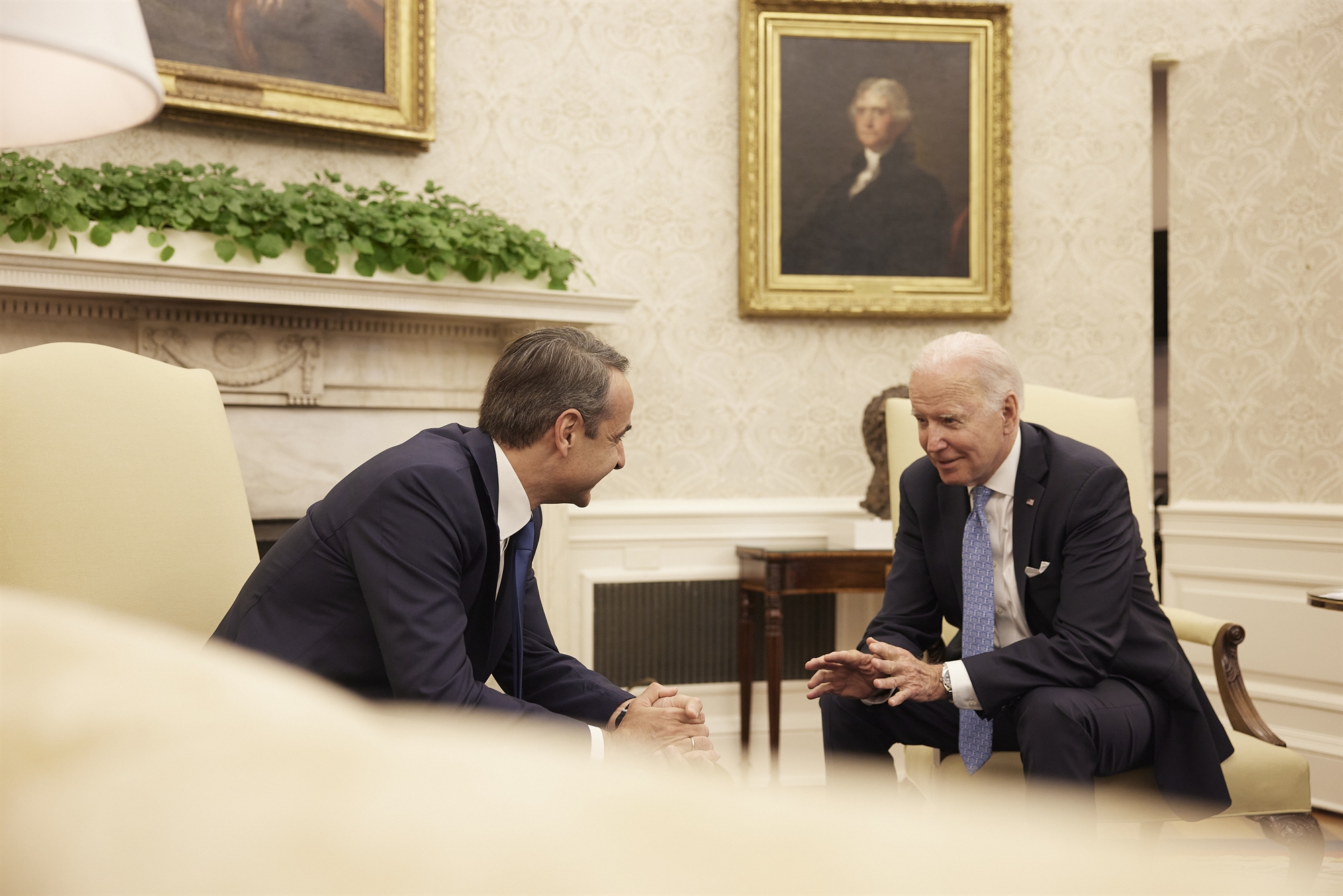 πίσω-από-τις-κλειστές-πόρτες-το-παρ-561870808