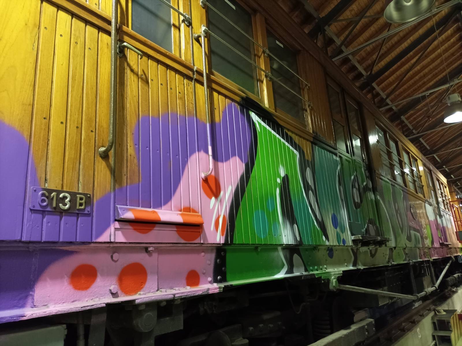 ησαπ-γκράφιτι-σε-ιστορικά-ξύλινα-βαγό-561876289