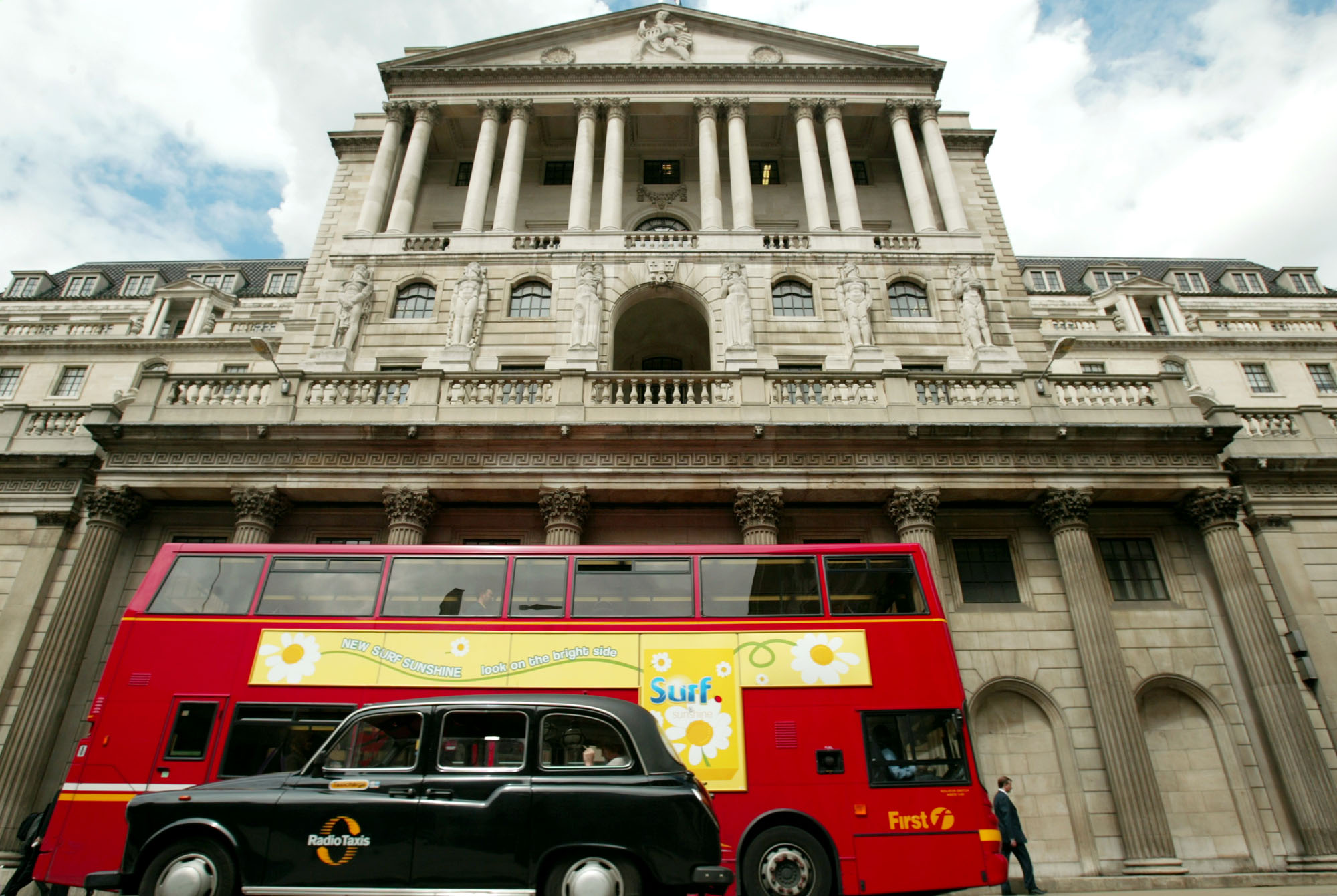 κεντρικές-τράπεζες-πωλούν-χρυσό-και-π-561868801