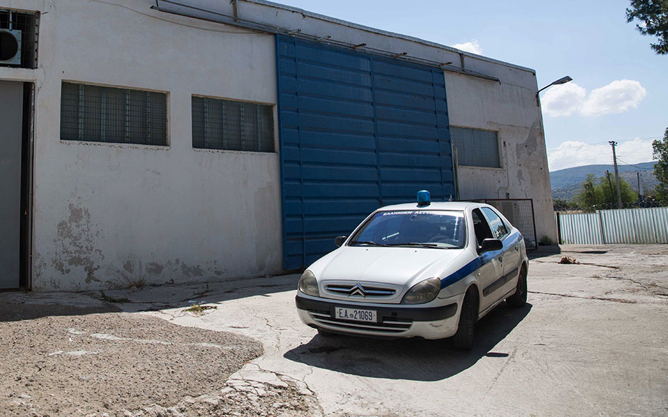 ελληνικό-χειροπέδες-σε-δύο-άτομα-που-έ-561836662