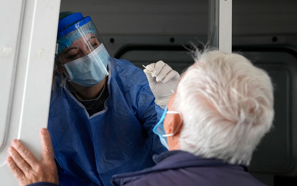 κορωνοϊός-3-066-νέα-κρούσματα-24-θάνατοι-171-δι-561861631