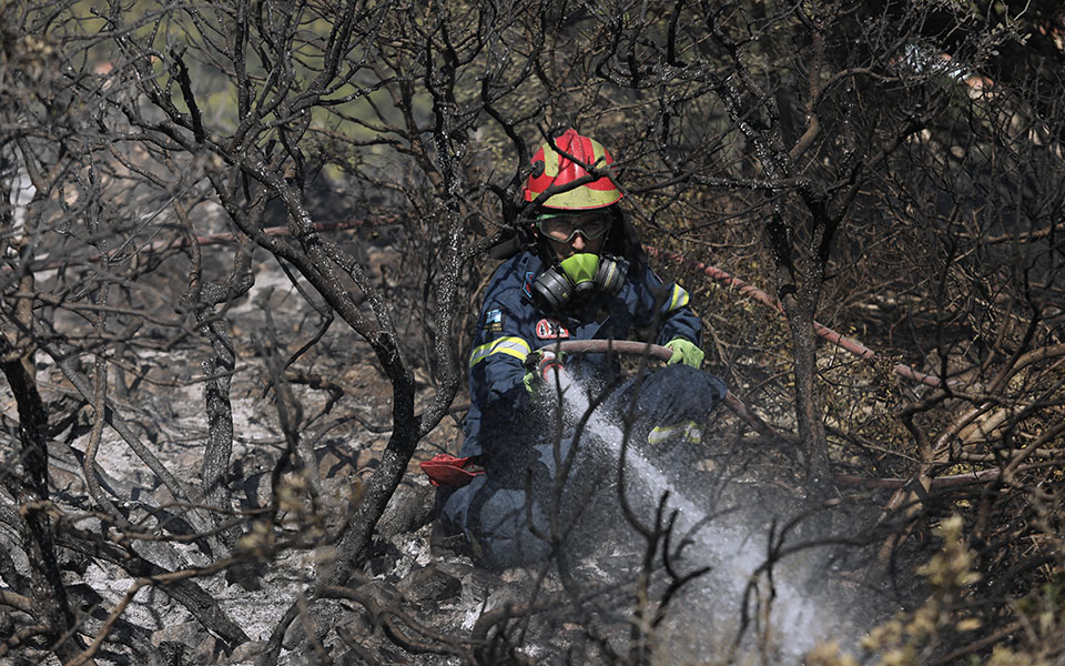 υπό-μερικό-έλεγχο-η-φωτιά-στην-κερατέα-561887062