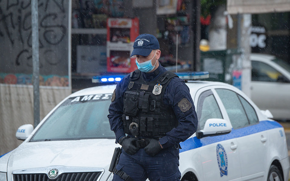 αθήνα-χειροπέδες-σε-άνδρα-που-ξάφριζ-561848773