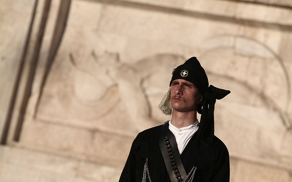 Γενοκτονία Ποντίων: Αλλαγή φρουράς με Πόντιους Εύζωνες στον Άγνωστο Στρατιώτη (εικόνες)-1