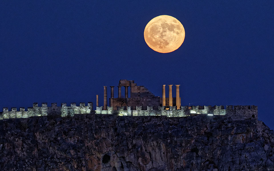 πανσέληνος-και-έκλειψη-σελήνης-τα-ξημ-561860599