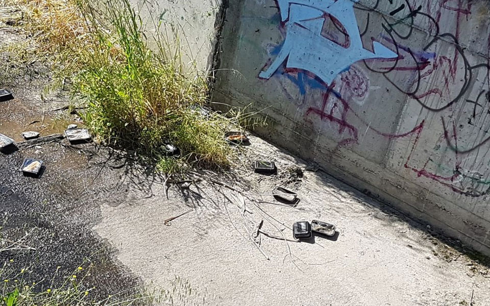 θεσσαλονίκη-πέταξαν-σε-ρέμα-δεκάδες-σ-561863107