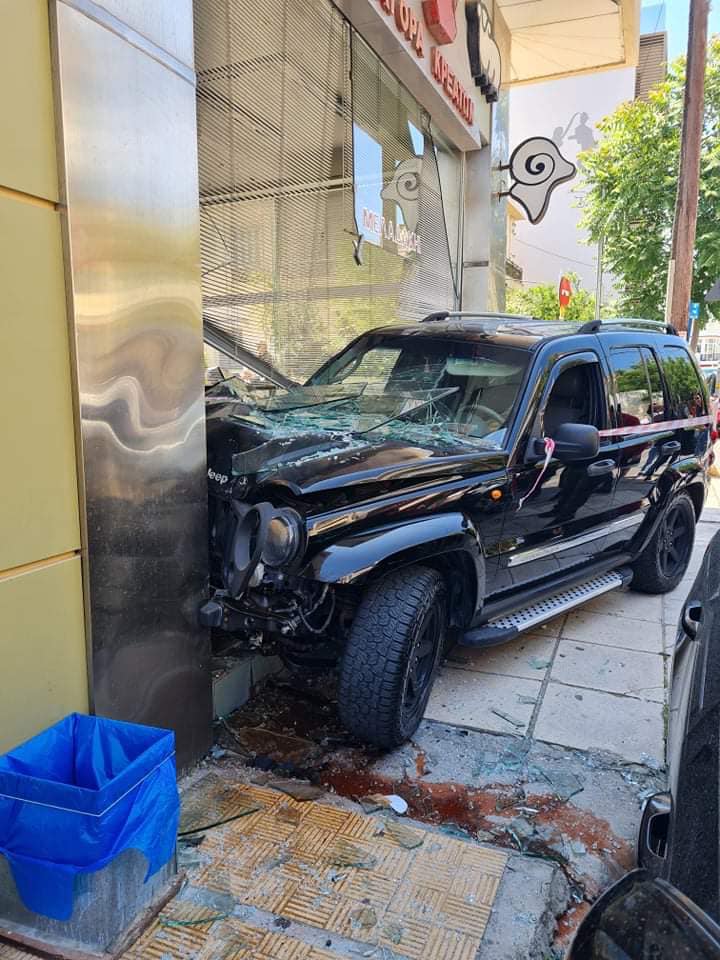 Ηράκλειο: Τζιπ «εισέβαλε» σε βιτρίνα κρεοπωλείου (εικόνες)-1