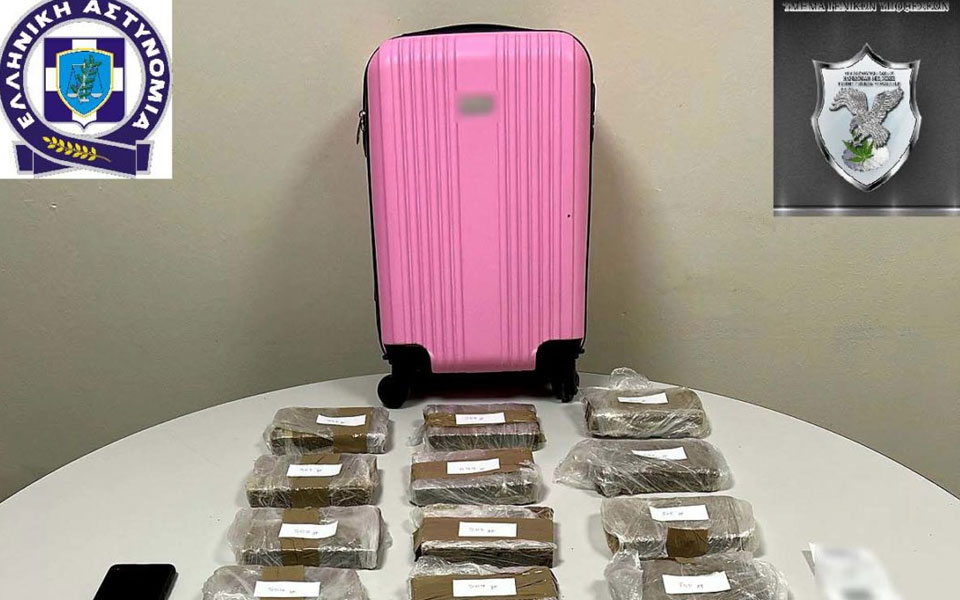 θεσσαλονίκη-έκρυβε-στη-βαλίτσα-περισ-561852802