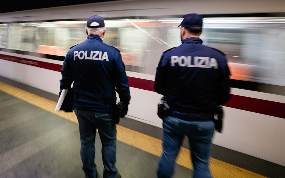 ιταλία-η-αστυνομία-διεξάγει-έρευνες-σ-561875272