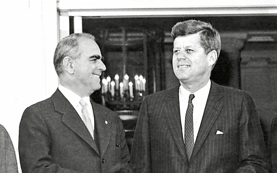 τα-ελληνικά-παρασκήνια-του-λευκού-οίκ-561860263