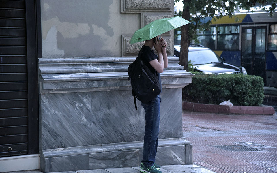 καιρός-άστατος-αύριο-με-βροχές-και-κατ-561842626