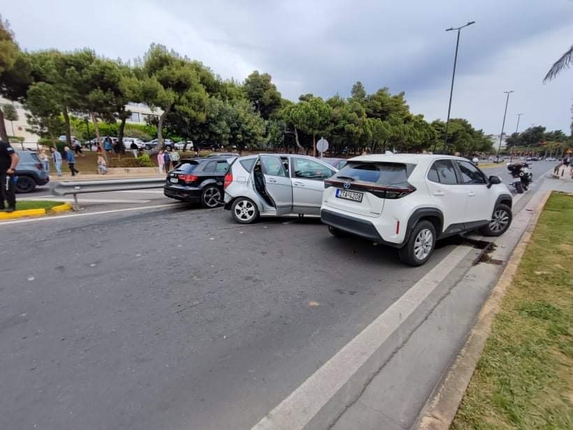 Ποσειδώνος: Καραμπόλα πέντε οχημάτων με τραυματίες (εικόνες)-2